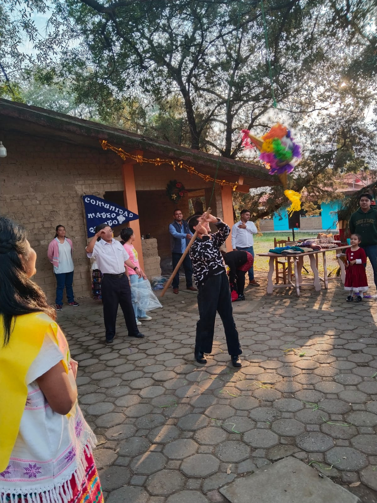 Jóvenes jugando basquetbol en comunidad